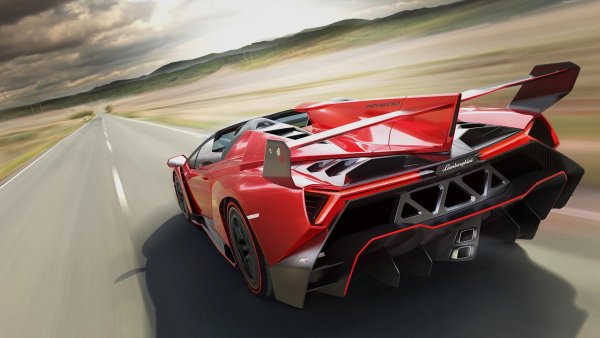 Според Lamborghini, само 13 от Veneno съществуват по целия свят. Това вероятно играе голяма роля във факта, че това е най-скъпото Lambor, продавано някога. Три бяха направени като купета в цветовете на италианското знаме, още един сив е изложен в техния технологичен музей, а девет допълнителни Veneno Roadster бяха продадени, преди дори да бъдат представени. И то на цена от 3 милиона евро - но това не е далеч близо до стойност, която сега е постигната на пазара на употребявани стоки. Veneno Roadster наскоро постави рекорд за най-висока цена, платена чрез онлайн търг за автомобили, с 6 милиона долара.